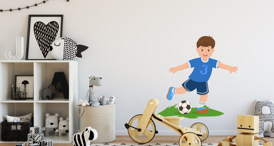 Selected products - Παιδί ποδοσφαιριστής με μπάλα και γρασίδι