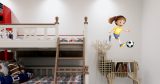 Καρτουνιστηκη φιγούρα κοριτσιού που παίζει μπάλα — εικόνα 4 από 5