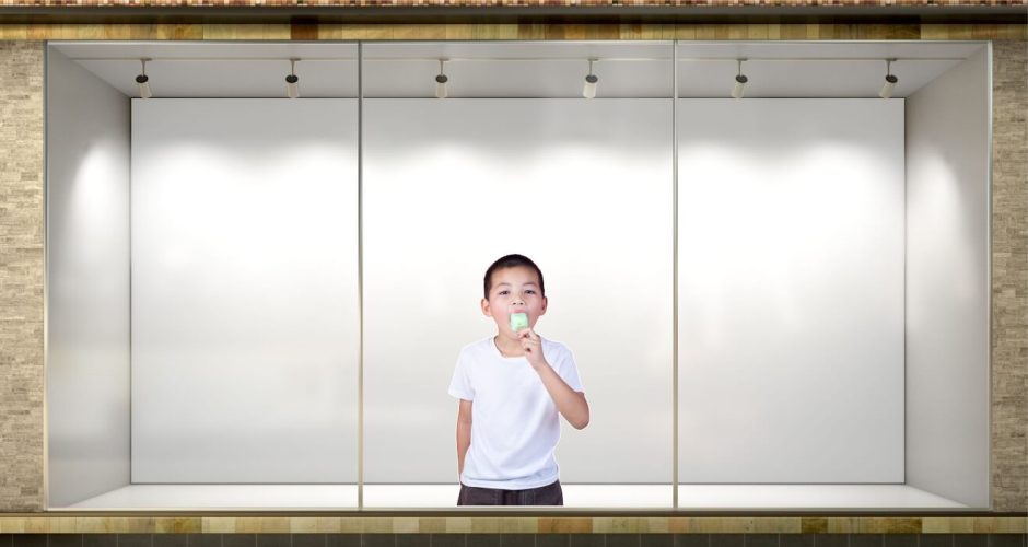 Αυτοκόλλητα καταστημάτων - Αυτοκόλλητο βιτρίνας αγόρι με παγωτό.
