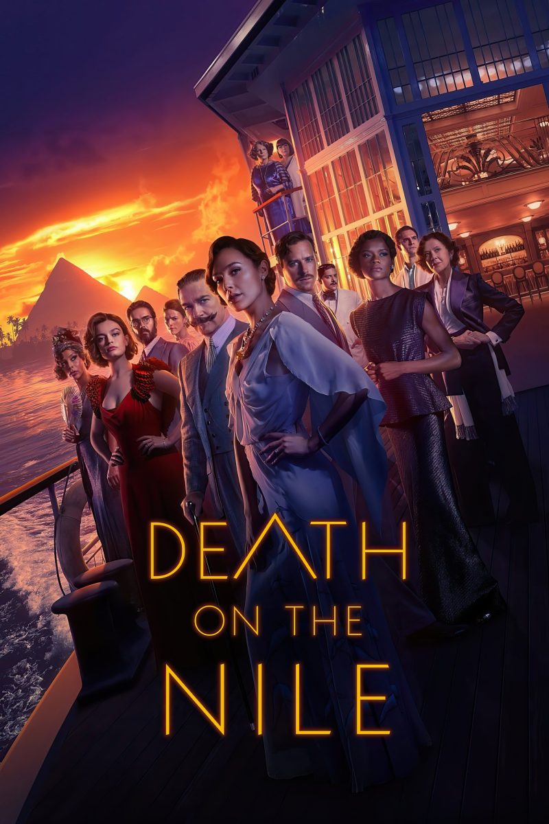 Πόστερ ταινίας Death on the Nile – επιβάτες με κομψά ρούχα στο κατάστρωμα ποταμόπλοιου, με πυραμίδες στο δειλινό — εικόνα 1 από 6
