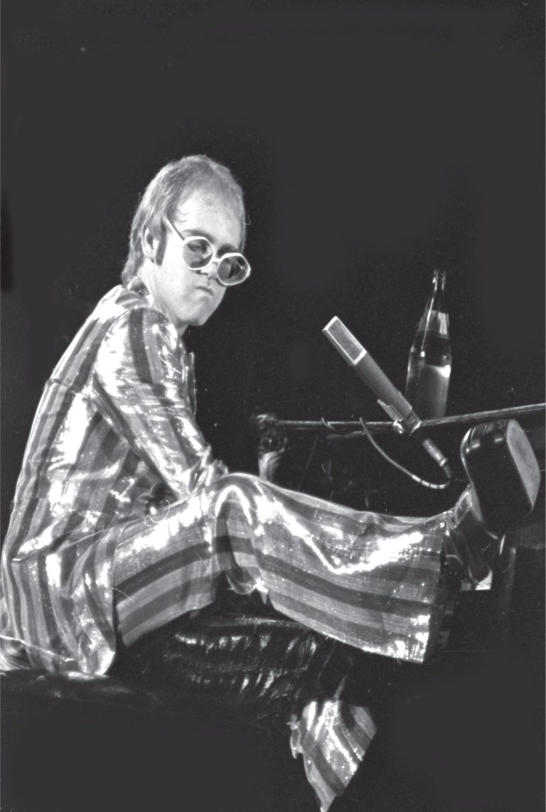 Elton John - Elton John – Ασπρόμαυρη Φωτογραφία στο Πιάνο — εικόνα 1 από 6