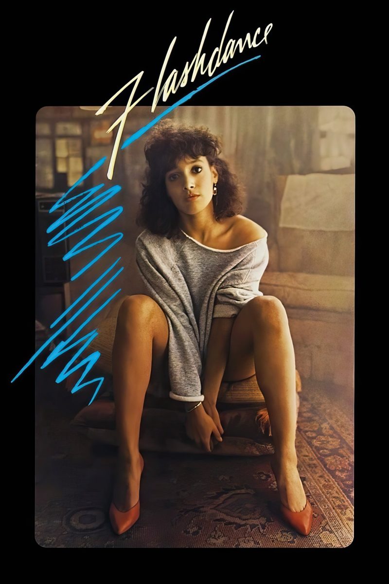 Πόστερ ταινίας Flashdance – κοπέλα με φαρδύ φούτερ που πέφτει από τον ώμο, καθισμένη σε ένα δωμάτιο — εικόνα 1 από 6