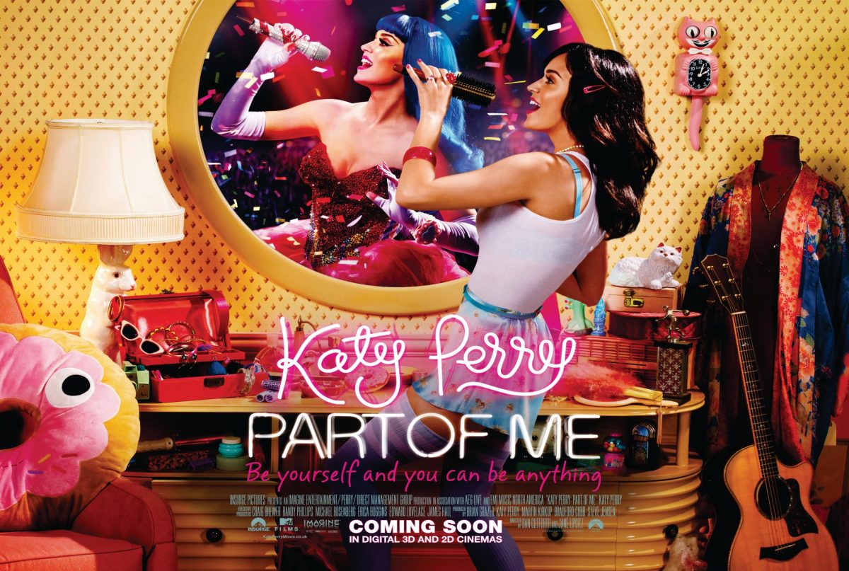 Αφίσα Katy Perry Part of Me – δωμάτιο με λάμπα, κιθάρα και στρογγυλό καθρέφτη με αντανάκλαση τραγουδίστριας με μπλε μαλλιά — εικόνα 1 από 6