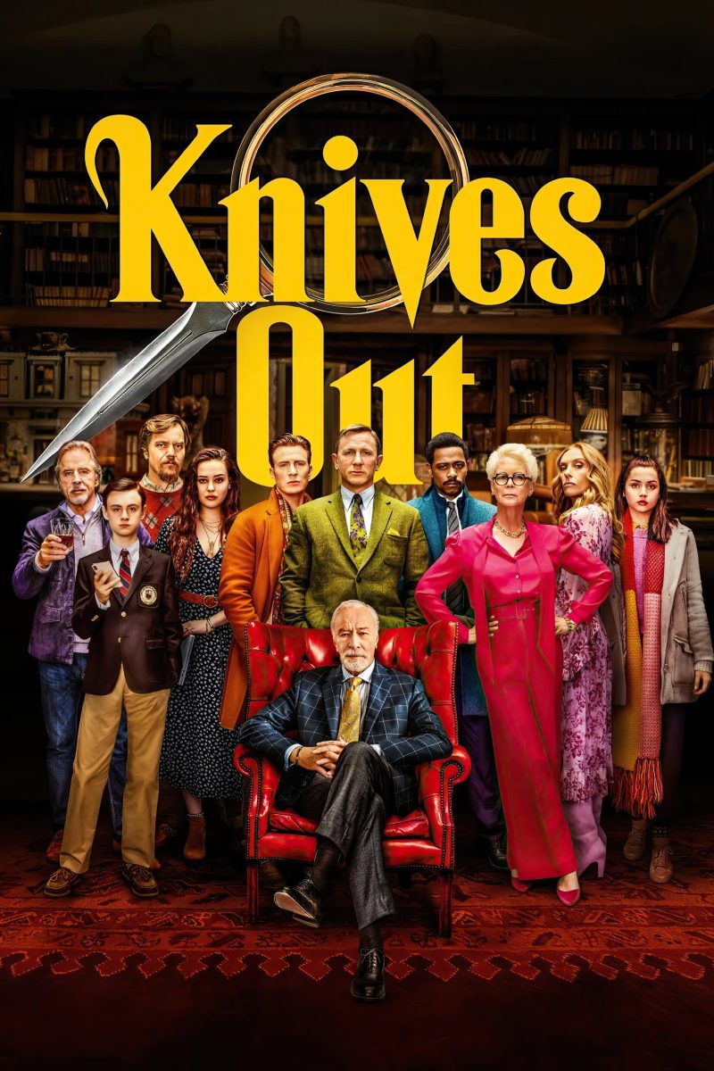 Πόστερ ταινίας Knives Out – οικογένεια γύρω από ηλικιωμένο σε κόκκινη πολυθρόνα, μέσα σε βιβλιοθήκη — εικόνα 1 από 6