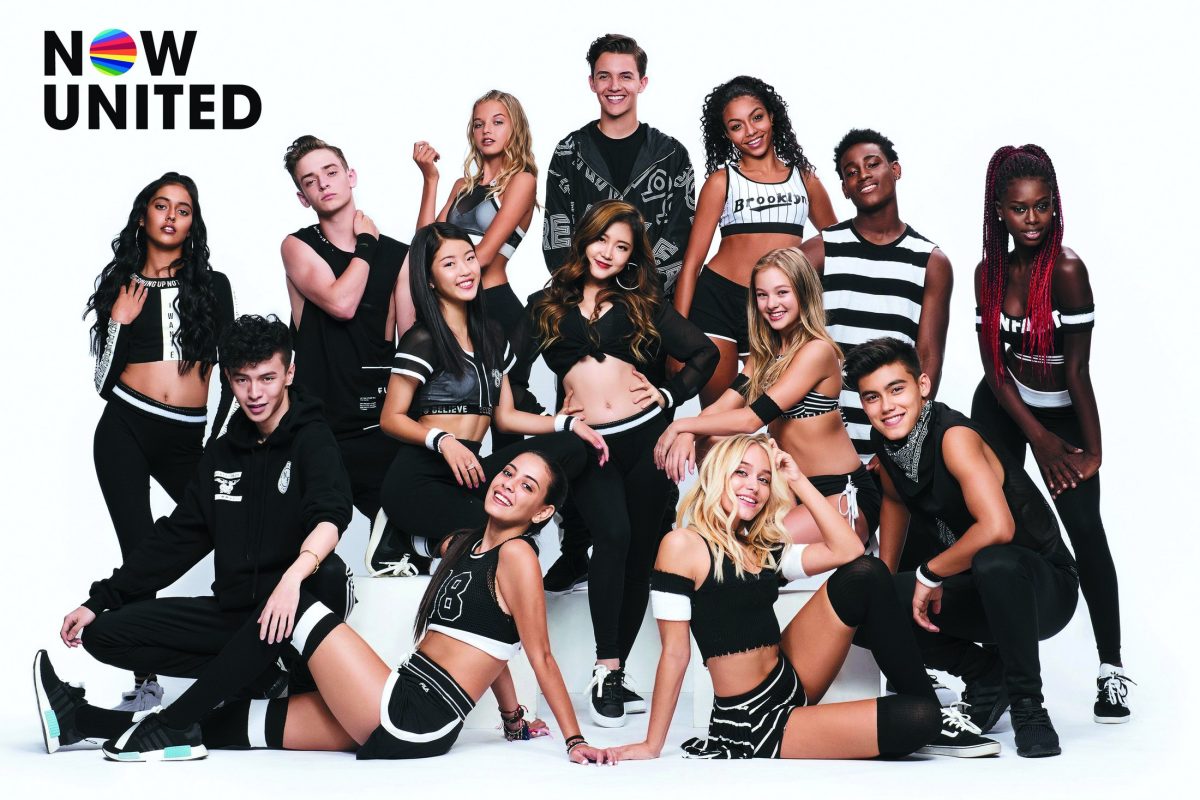 Αφίσα Now United – ομαδική φωτογραφία νέων με αθλητικά ρούχα σε λευκό φόντο — εικόνα 1 από 6