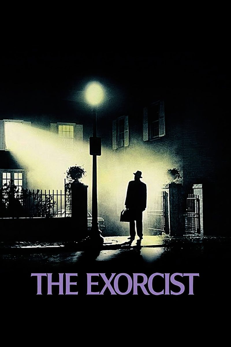 Πόστερ ταινίας The Exorcist – σιλουέτα άντρα με βαλίτσα κάτω από φανοστάτη, μπροστά σε φωτισμένο σπίτι — εικόνα 1 από 6
