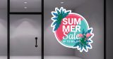 Αυτοκόλλητα καταστημάτων - Αυτοκόλλητο "SUMMER SALE" με Φλαμίνγκο και Τροπικά Φύλλα – Το Καλοκαίρι Ήρθε! 🌺🦩 — εικόνα 1 από 4