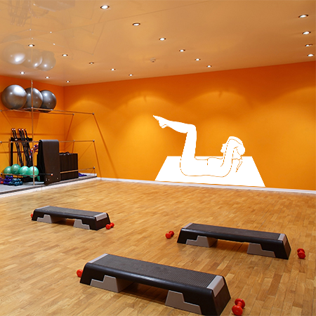 Yoga - Pilates - Κοπέλα γυμνάζεται σε στρώμα — εικόνα 4 από 6